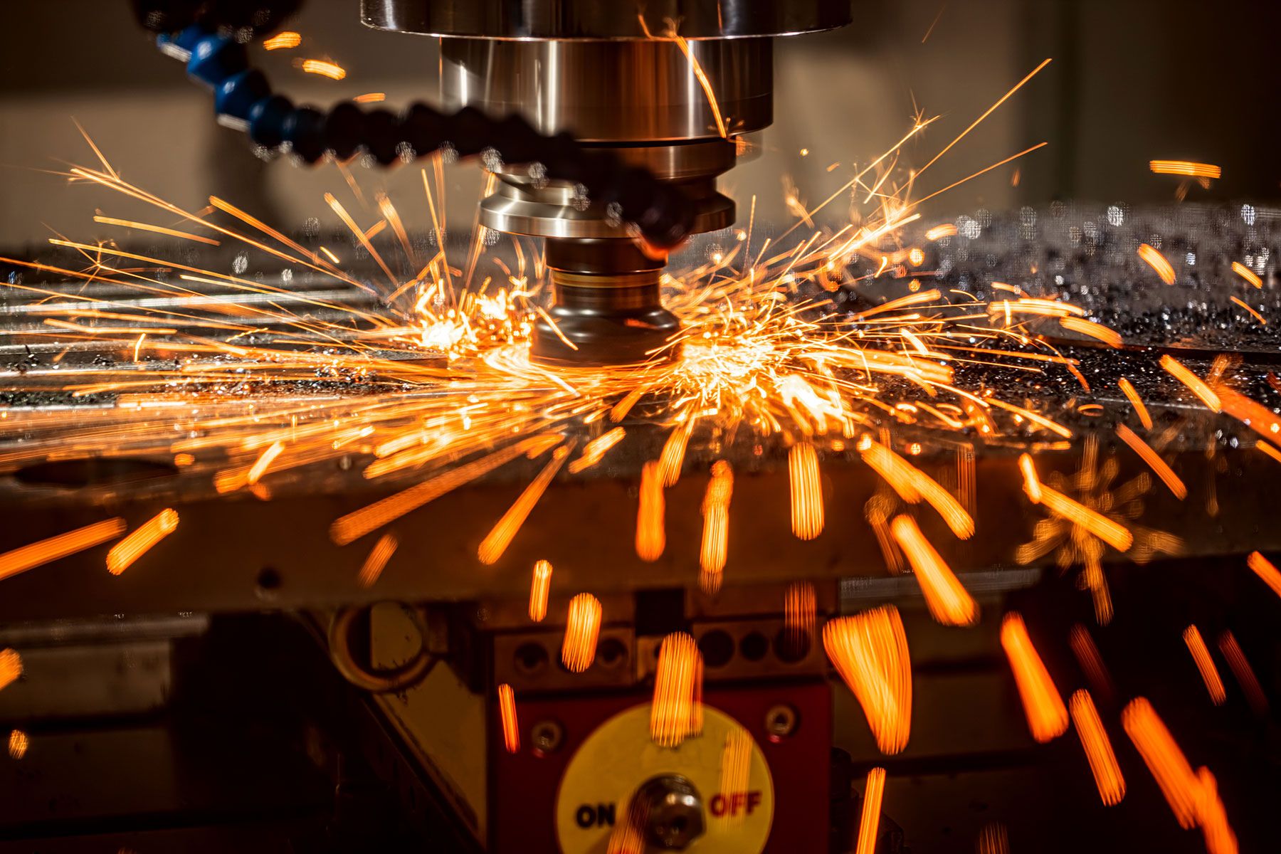 CNC-Werkzeugmaschine schneidet Metall mit lodernden Funken.