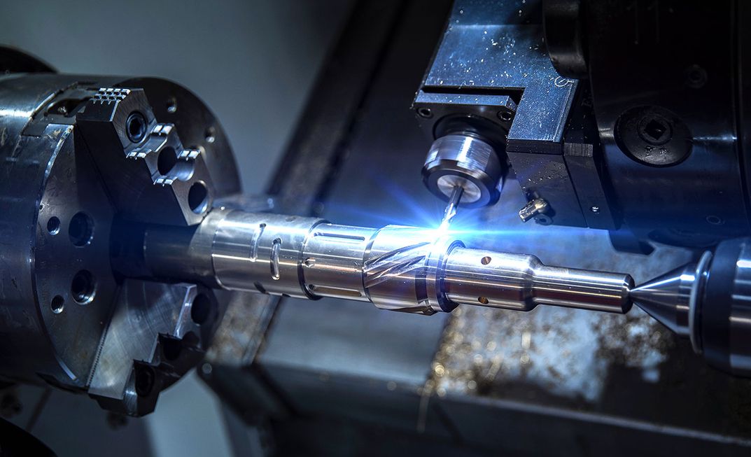 Nahaufnahme des Bearbeitungsprozesses der CNC-Fräs-/Bohrmaschine in der Metallfabrik.