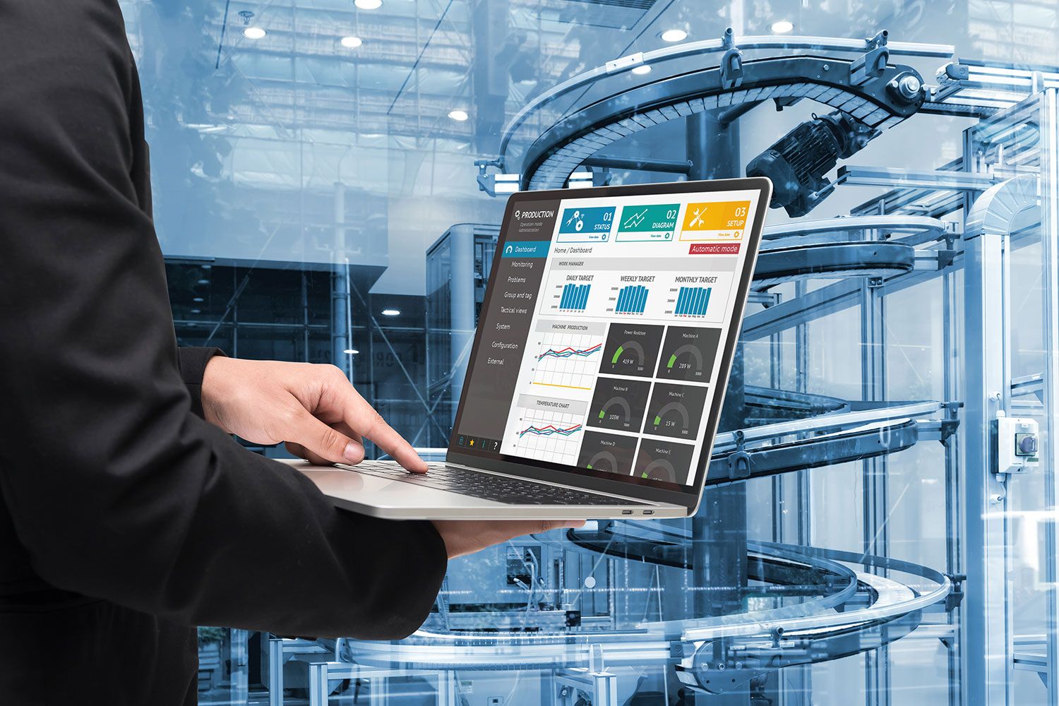 Person, die einen Laptop mit Analysedisplay vor Industriemaschinen verwendet.