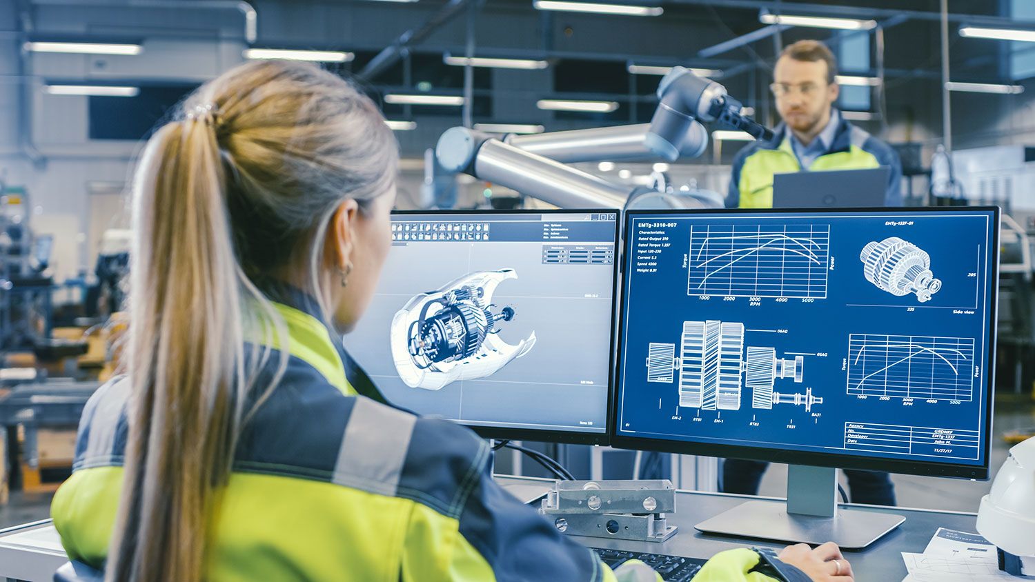Ingenieur mit 3D-CAD-Modell auf dem Bildschirm in einer High-Tech-Fertigungsanlage.